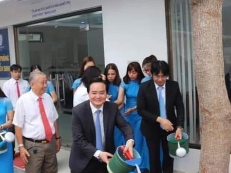 Hình ảnh trồng và tưới cây